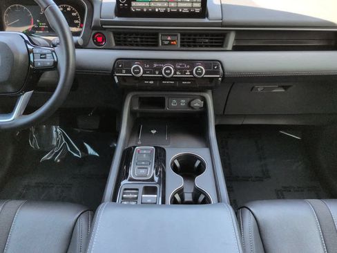 Used 2025 Honda Pilot EX-L image 18