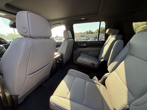 Used 2023 GMC Yukon XL SLT AWD/4WD image 7