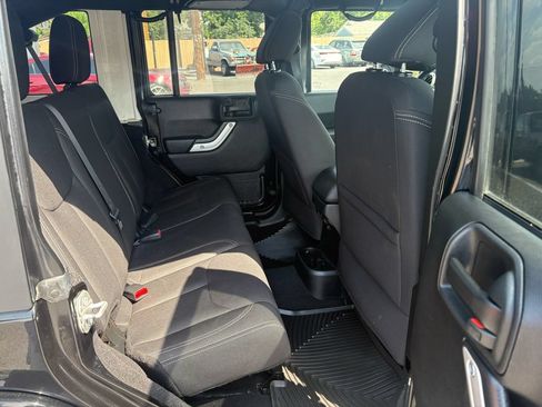 Used 2017 Jeep Wrangler Unlimited Sahara AWD/4WD image 19