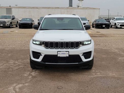 Used 2024 Jeep Grand Cherokee Laredo AWD/4WD image 3