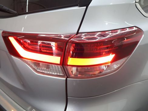 Used 2019 Toyota Highlander SE AWD/4WD image 31