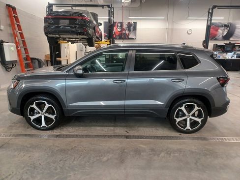 Used 2025 Volkswagen Taos SEL image 4