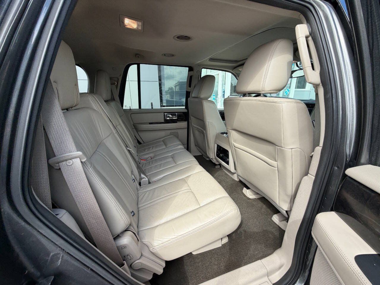 Used 2016 Lincoln Navigator Select RWD image 14