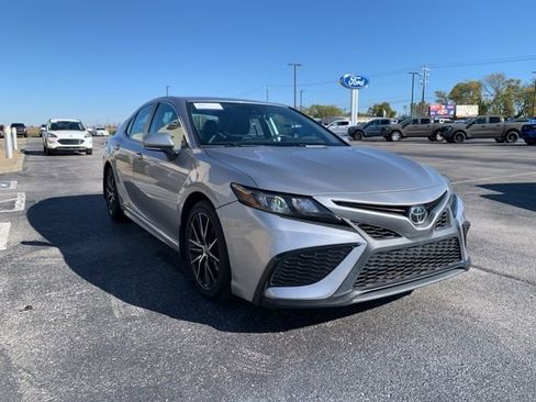 Used 2022 Toyota Camry SE image 3