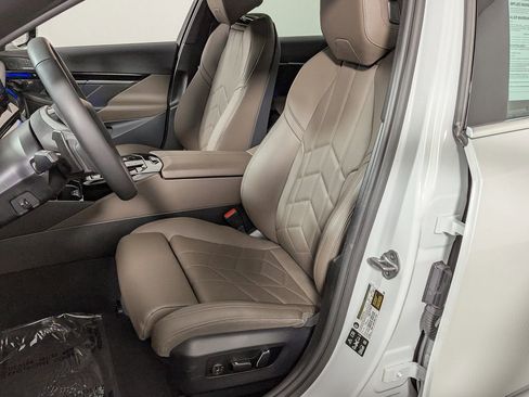 Used 2025 BMW 530i xDrive AWD/4WD image 17