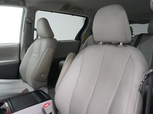 Used 2014 Toyota Sienna XLE FWD image 10