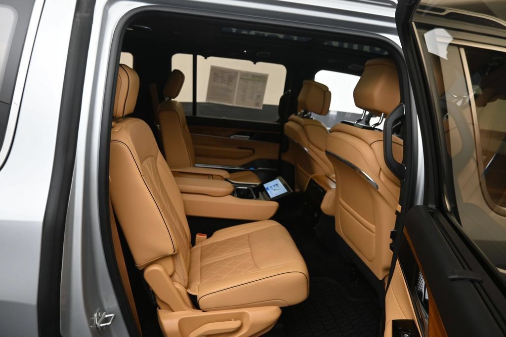 Used 2023 Jeep Grand Wagoneer Series III AWD/4WD image 10
