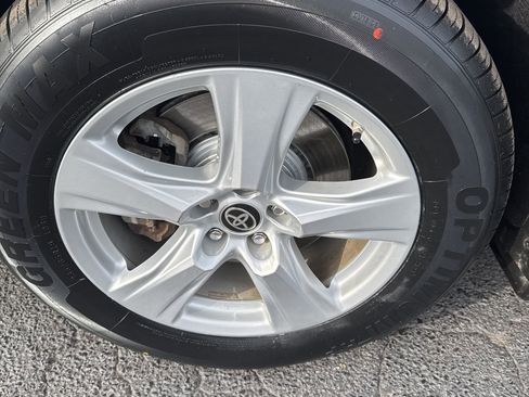 Used 2021 Toyota Highlander LE image 11