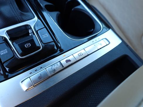 Used 2022 Kia Carnival EX image 13