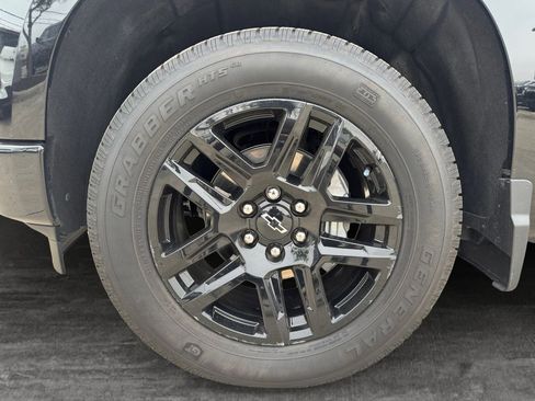 Used 2025 Chevrolet Silverado 1500 Custom RWD image 9