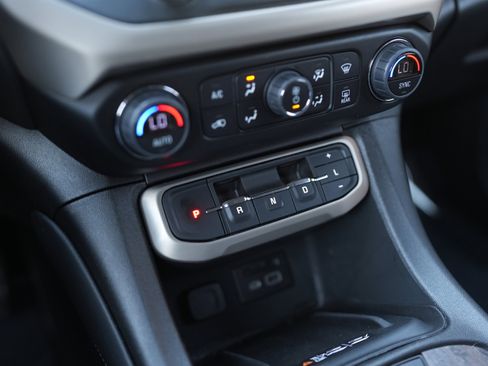 Used 2023 GMC Acadia Denali image 16