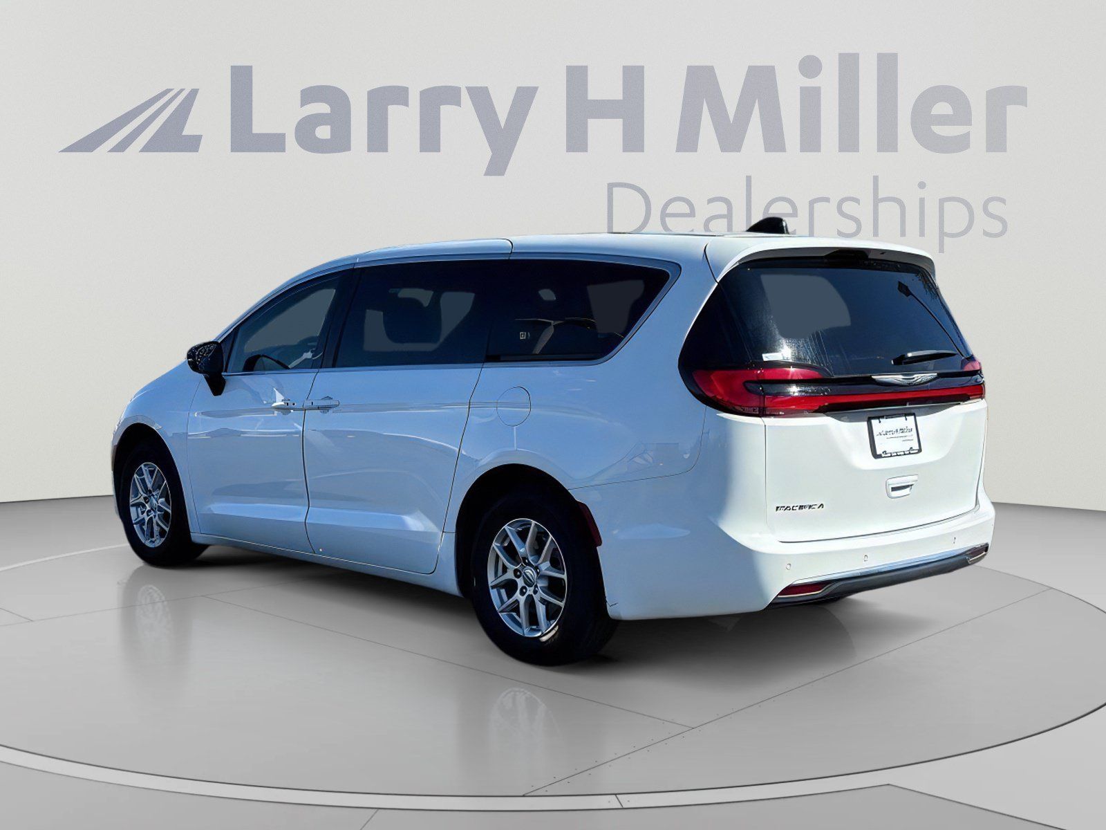 Used 2025 Chrysler Pacifica Select FWD image 4