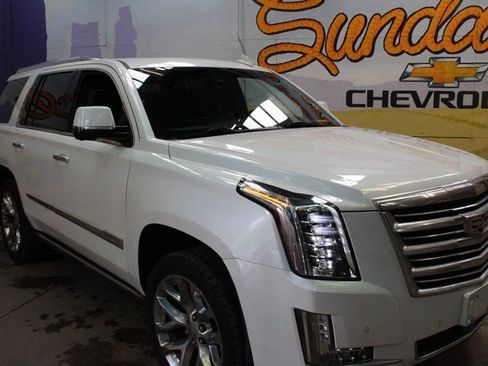 Used 2016 Cadillac Escalade Platinum image 4