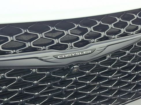 New 2026 Chrysler Pacifica Limited w/ Uconnect Theater Family Group image 24