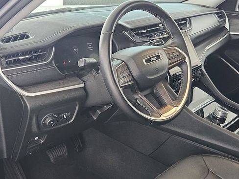 Used 2022 Jeep Grand Cherokee Limited image 16
