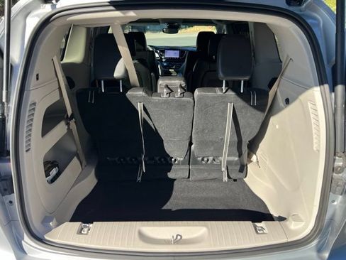Used 2024 Chrysler Pacifica Touring-L FWD image 23