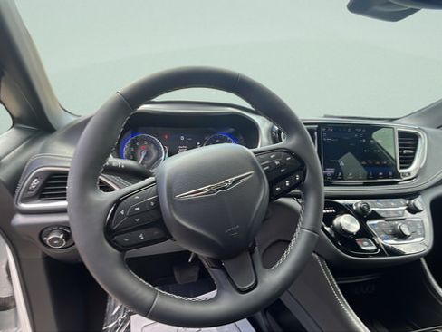 Used 2025 Chrysler Pacifica Limited FWD image 13