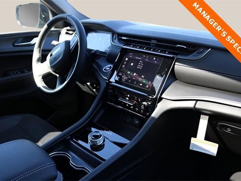 New 2025 Jeep Grand Cherokee Altitude image 18