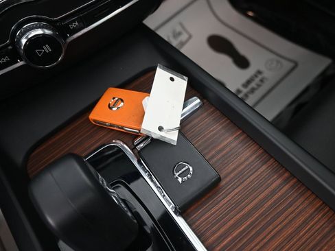 Used 2023 Volvo XC60 B5 Plus image 15