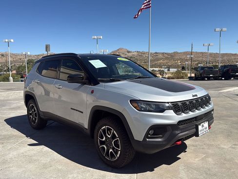 Used 2024 Jeep Compass Trailhawk AWD/4WD image 5