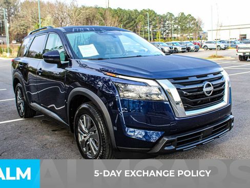 Used 2024 Nissan Pathfinder SV image 3