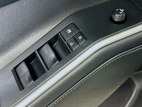 Used 2024 Toyota Highlander XLE AWD/4WD image 19