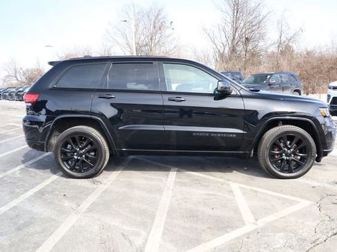 Used 2018 Jeep Grand Cherokee Altitude image 4