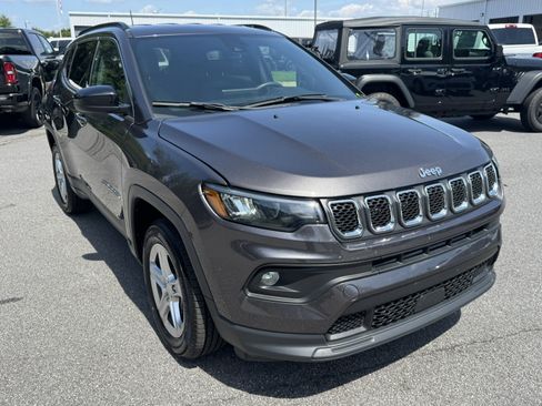 Used 2024 Jeep Compass Latitude AWD/4WD image 3