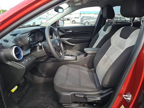 Used 2024 Chevrolet Trax LS w/ LS Convenience Package FWD image 3