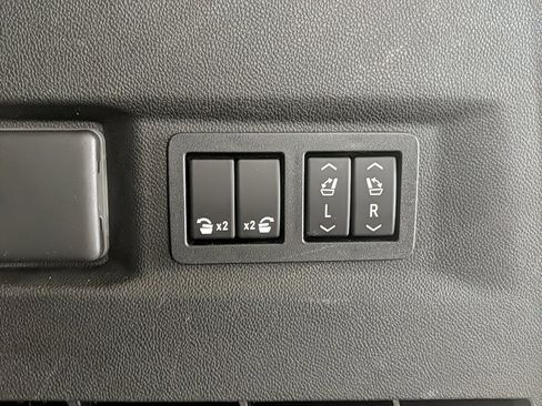 Used 2021 GMC Yukon Denali w/ Denali Premium Package image 11