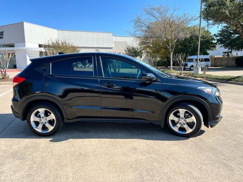 Used 2017 Honda HR-V EX image 4