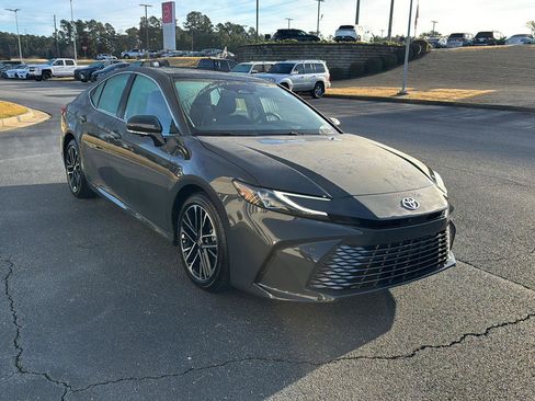 Used 2025 Toyota Camry XLE image 6