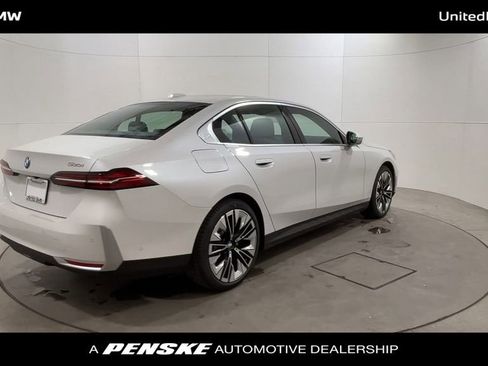 Used 2025 BMW 530i w/ Premium Package image 8