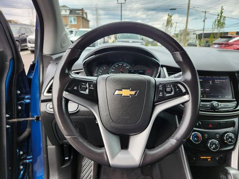 Used 2020 Chevrolet Trax LT w/ LT Convenience Package AWD/4WD image 26