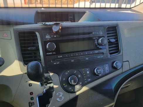 Used 2014 Toyota Sienna L FWD image 10