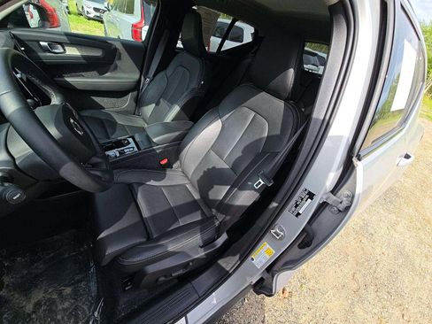 Used 2025 Volvo XC40 B5 Plus AWD/4WD image 2