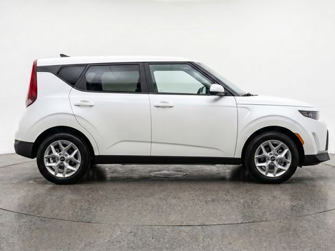 Used 2025 Kia Soul LX w/ LX Technology Package FWD image 11