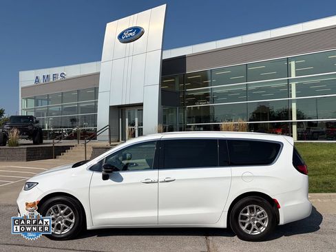 Used 2024 Chrysler Pacifica Touring-L FWD image 3