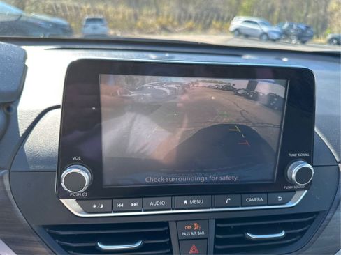 Used 2024 Nissan Altima 2.5 SV FWD image 15