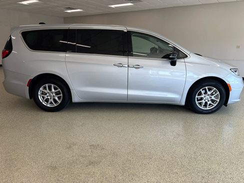 Used 2024 Chrysler Pacifica Touring-L FWD image 4