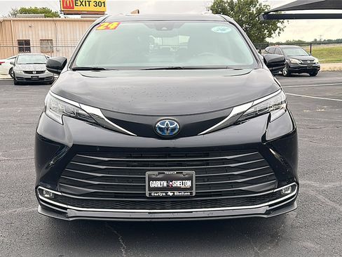 Used 2024 Toyota Sienna XLE image 11