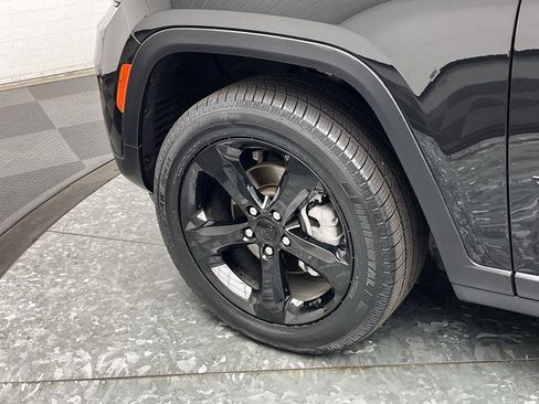 Used 2023 Jeep Grand Cherokee Limited w/ Black Appearance Package AWD/4WD image 34