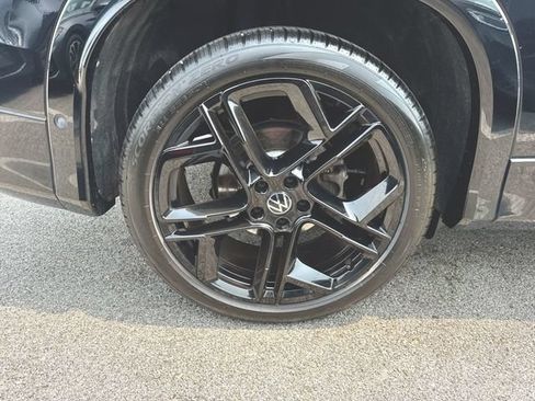 Certified 2025 Volkswagen Tiguan SE R-Line FWD image 33