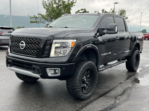 Used 2019 Nissan Titan PRO-4X w/ Pro-4x Convenience Package AWD/4WD image 10