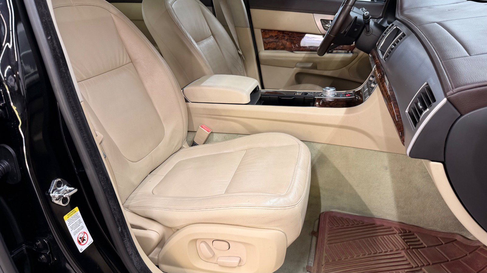 Used 2011 Jaguar XF RWD image 31