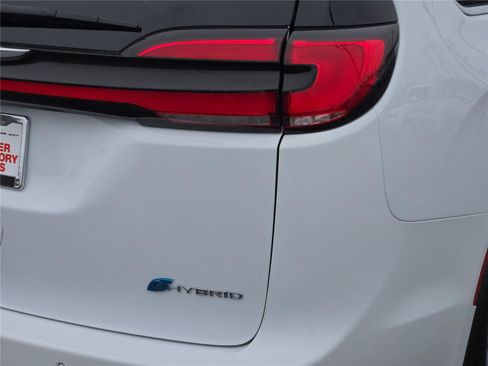 Certified 2024 Chrysler Pacifica Limited FWD image 13
