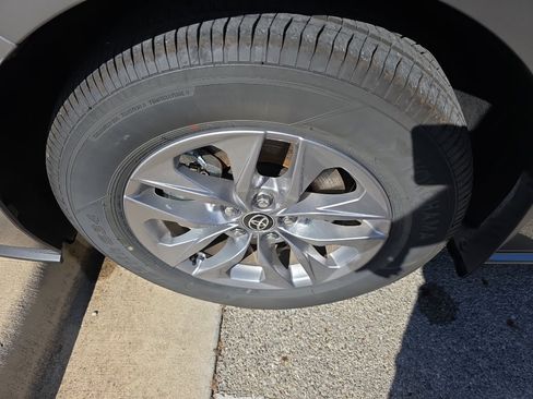 Certified 2026 Toyota Sienna XLE FWD image 5