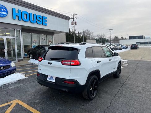 Used 2017 Jeep Cherokee Sport image 10