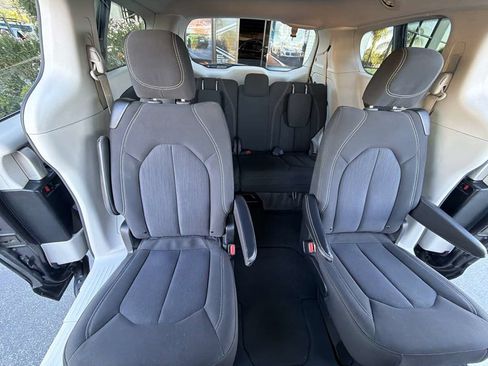 Used 2022 Chrysler Voyager LX FWD image 21