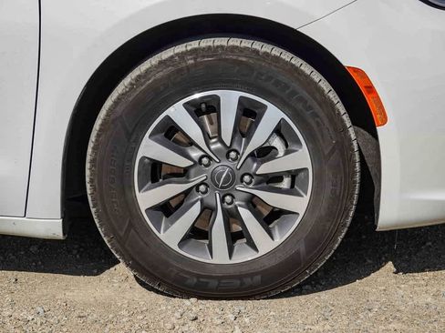 Certified 2023 Chrysler Pacifica Touring-L image 9